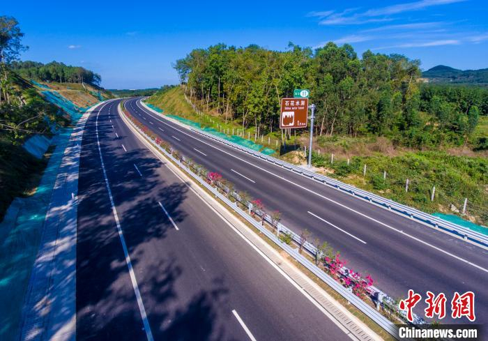 图为儋白高速。　骆云飞 摄