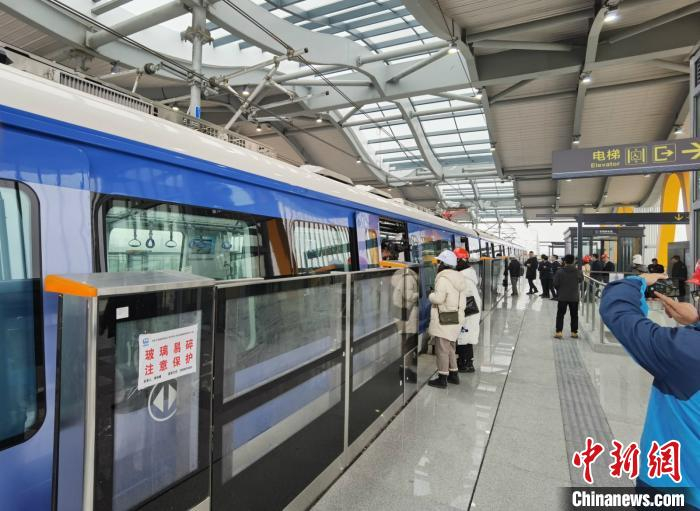 首趟联调联试的列车即将驶出 张合鹏 摄