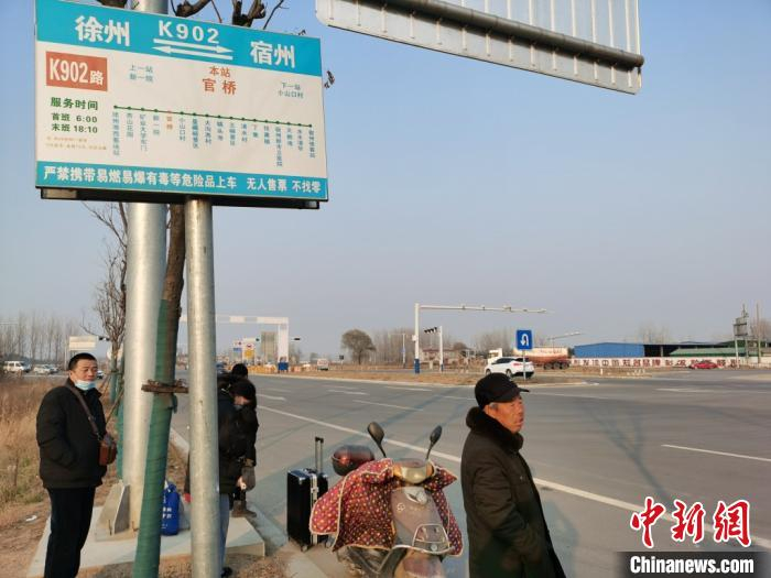 安徽宿州的符离大道旁，群众正等待着自江苏徐州驶来的公交。　钟升 摄