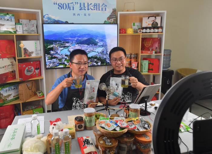 ▲冯涛（左）和杨乐“80后县长组合”