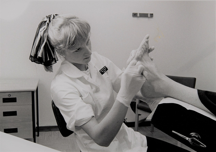 来自1992年受爱丁堡医疗部门委托拍的医护工作者系列照片。35毫米黑白底片，图片由圣安德鲁斯大学摄影收藏提供。