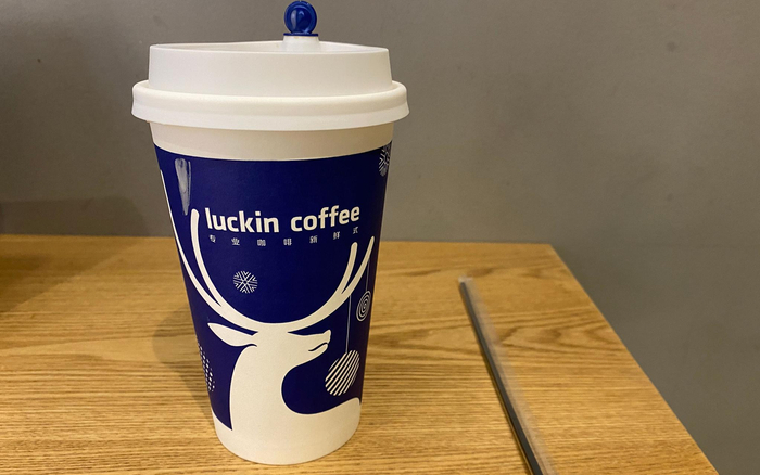 瑞幸咖啡某门店，向店员索要后，可以获得一次性塑料搅拌棒。摄影/新京报记者 徐美慧