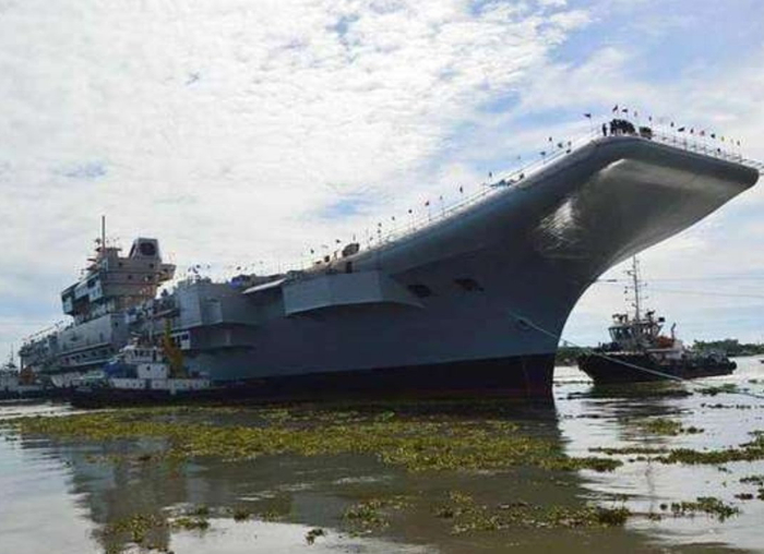 “维克兰特”号在港口内进行系泊试验 图自推特