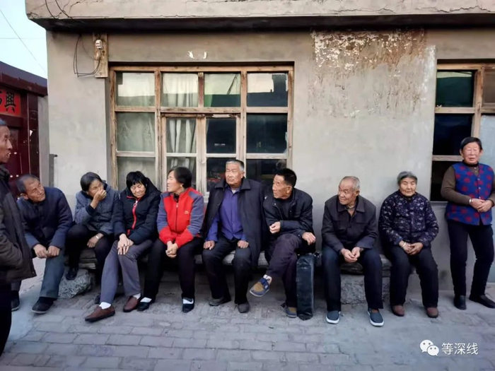 傍晚时分，靖边县一群正在闲谈的老人，他们来自农村。《等深线》记者 倪兆中  摄