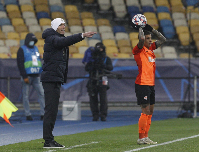 齐达内在场边焦急指挥。