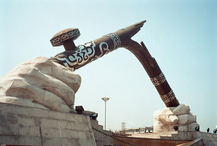 广东东莞市虎门镇太平广场上的一座雕塑——折断的烟枪。图|新华社