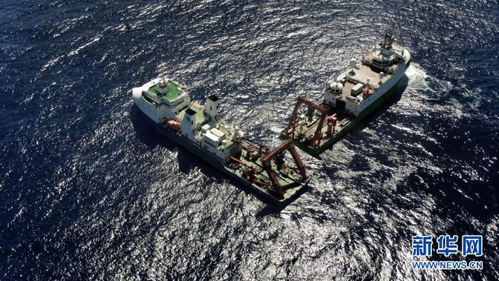 “探索一号”和“探索二号”科考船在作业（资料照片）。新华社发（杨宁军 摄）