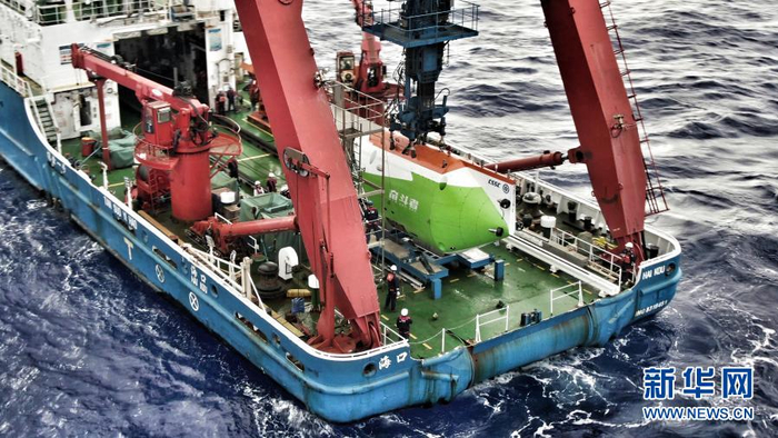 “探索一号”科考船回收“奋斗者”号全海深载人潜水器（资料照片）。新华社发（杨宁军 摄）