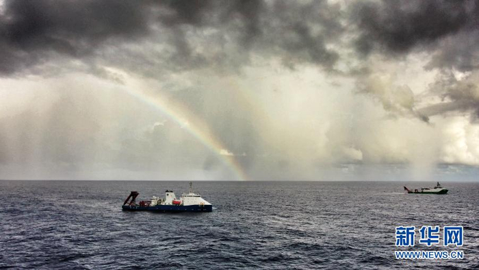 “探索一号”和“探索二号”科考船在作业（资料照片）。新华社发（杨宁军 摄）