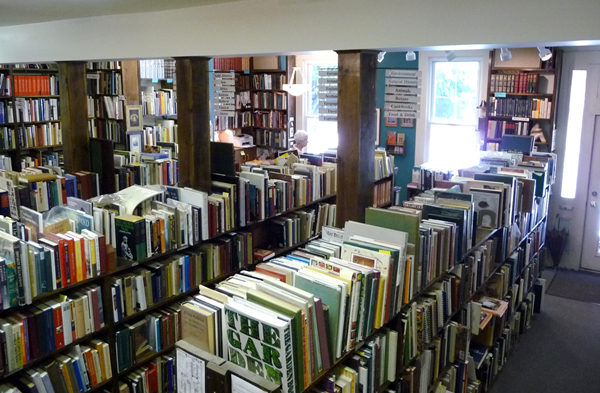 汤森书店是一家老派风格的综合型古旧书店