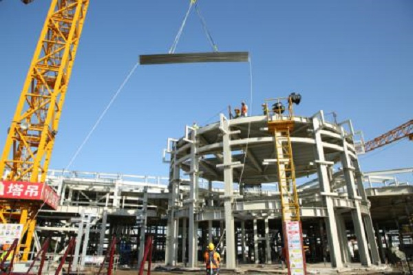 图说：疯狂动物城主要景点的最后一块屋面压型钢板今天安装完毕