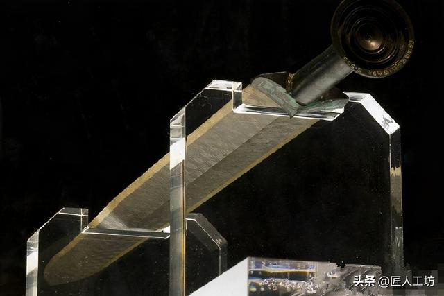 越王勾践剑考古亲历者:我从棺椁里取出宝剑,轻轻一拔…|楚国|唐兰|陨铁|青铜|陈振裕_新浪新闻