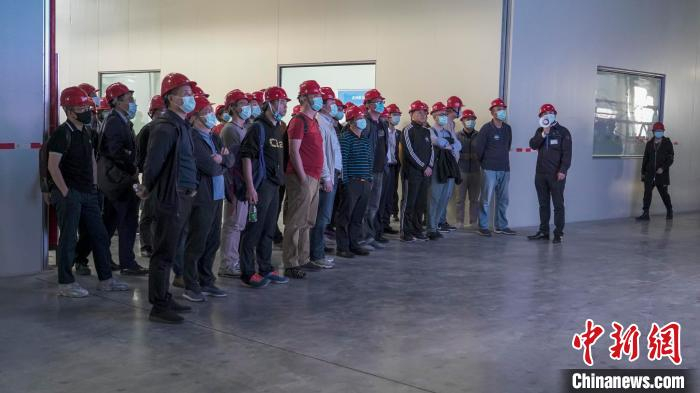     嘉宾参观709基地车间 光启技术 供图