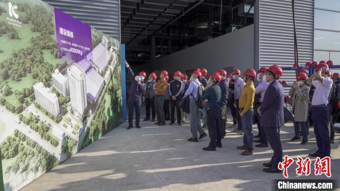 光启技术总经理赵治亚向嘉宾介绍709基地进展情况 光启技术 供图