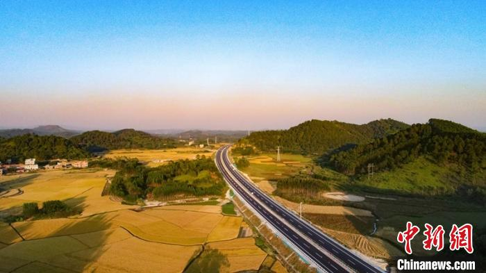 图为大浦高速沿线风光。广西新发展交通集团供图