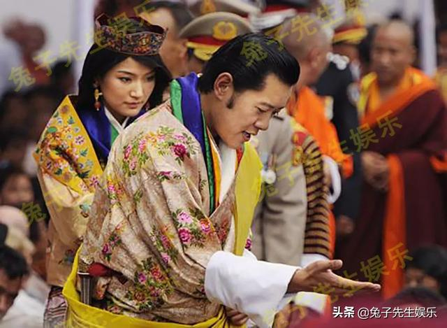 30岁不丹王后如此卑微,在国王身边长跪不起,夫妻情分剩不多了