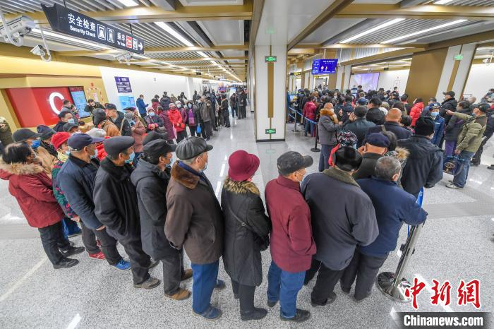太原地铁2号线开通首日，市民排队购票。　武俊杰 摄