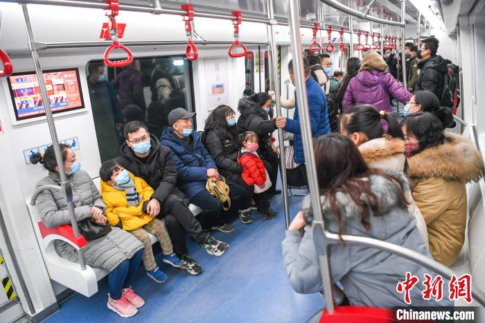 太原地铁2号线吸引大批市民体验“地铁速度”。　武俊杰 摄