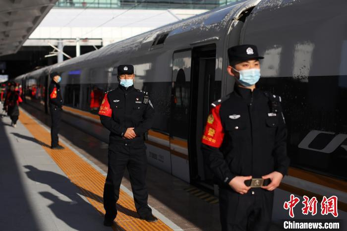 南京铁路公安处乘警支队加派多名警力，保证覆盖沿途各列车，确保列车运行安全有序。　泱波 摄