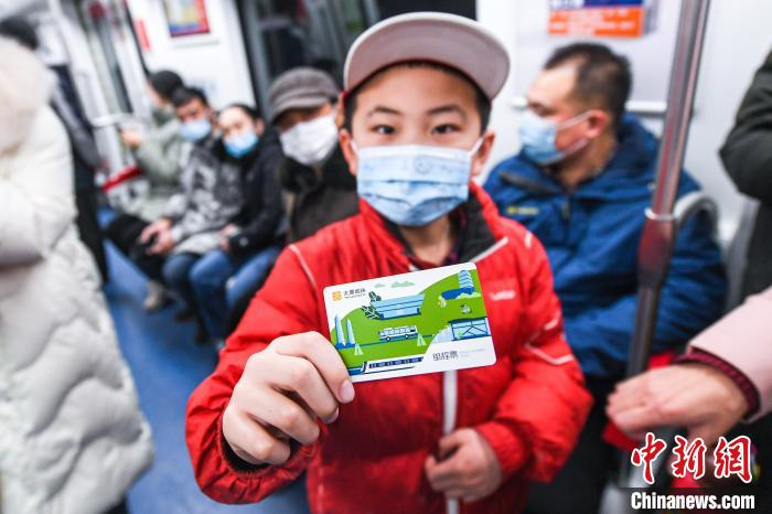 地铁上，市民拍照留念。　武俊杰 摄