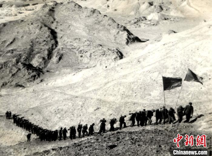 图为60年代民兵操演。青海创安有限公司供图