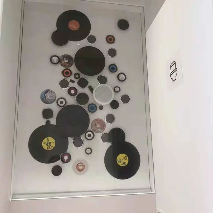 ▲男士洗手间内的 CD 唱片装饰作品