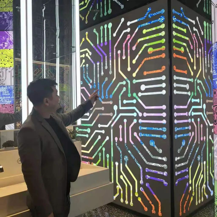 ▲洗手间内以线路板为设计主题的墙壁