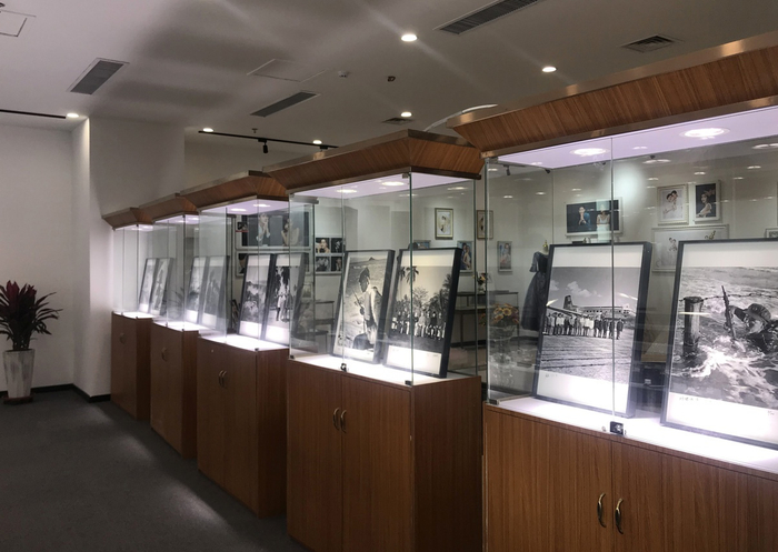 作品展示柜。澎湃新闻记者许海峰 图