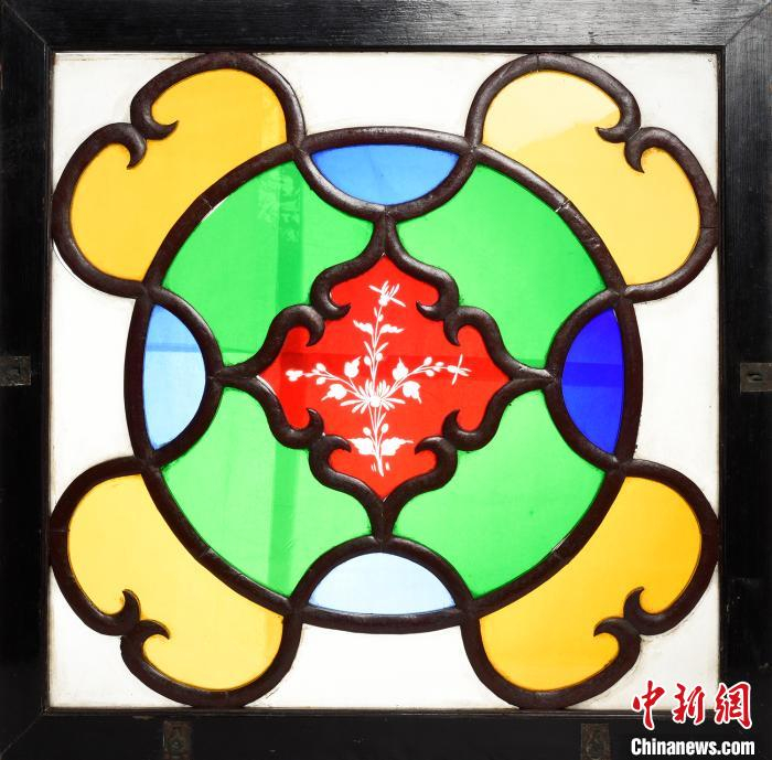 勾云四合如意圆镜格心套红花草纹玻璃窗(资料图)。　程景伟 摄