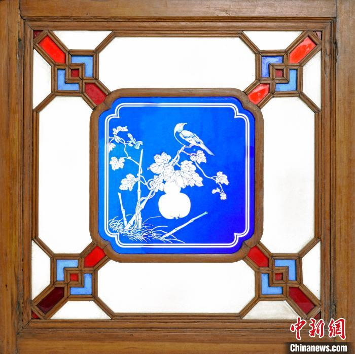 方胜八方海棠格心套蓝花草纹玻璃窗(资料图)。广州市文化广电旅游局 供图