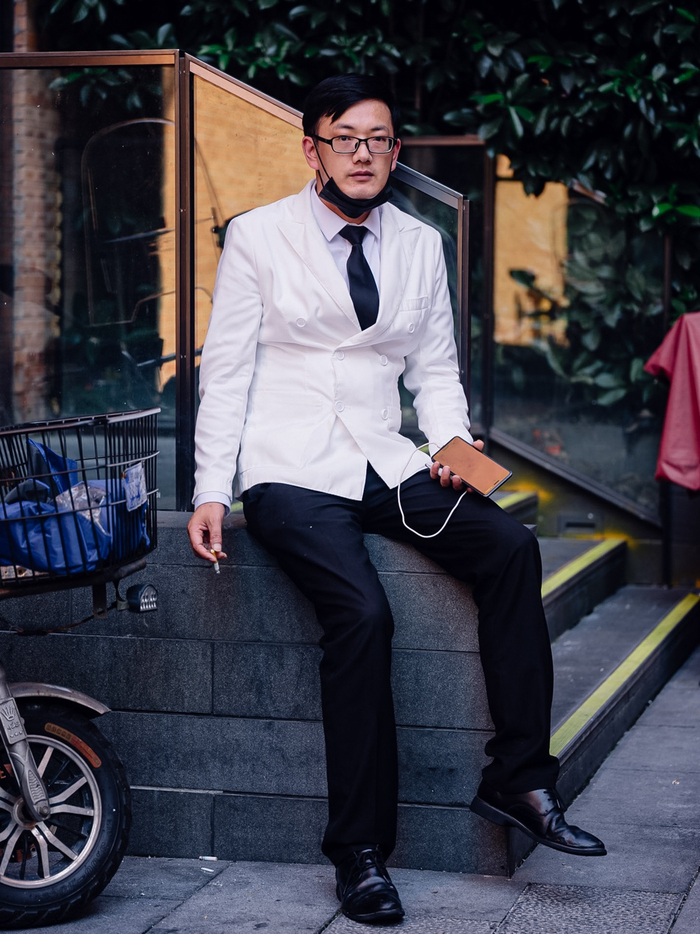 酒店工作人员，上海市天潼路河南中路宝格丽酒店后门，2020年8月12日。