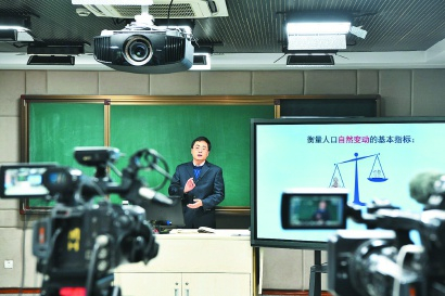 图说：黄浦区教育学院“空中课堂”的录制现场