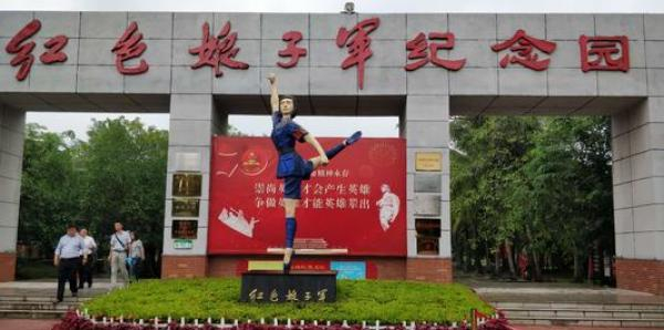 　　刘文韶1956年在海南军区政治部从事宣传工作时，经过多方采访，发掘了娘子军连的事迹，写成了报告文学《红色娘子军》。