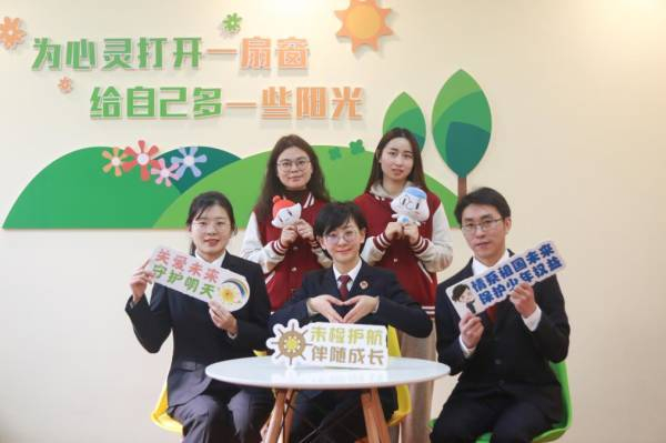 　　嘉兴市检察院未检部门检察官和青少年社工共同开展预青未保工作。朱崟摄