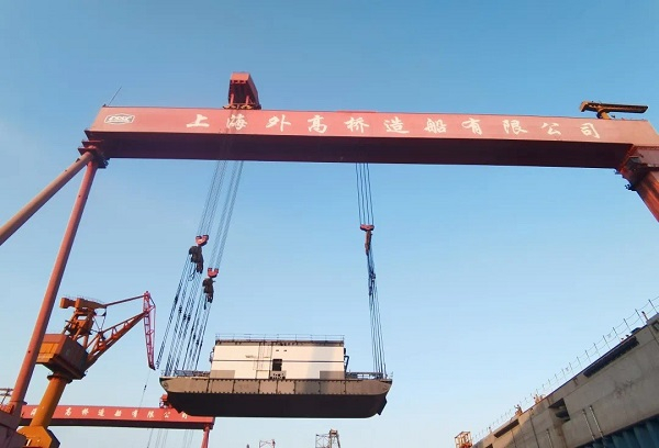 图说：邮轮分段吊装  采访对象供图（下同）