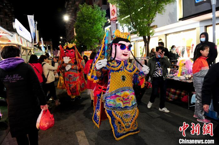     夜市穿插有台湾电音三太子及“官将首”民俗表演，现场热闹非凡。　石美祥　摄