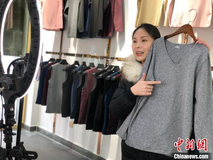     主播西西正在直播卖货。　潘沁文　摄