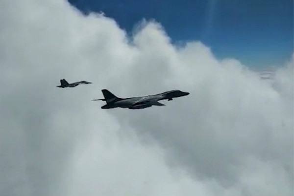 图说：俄罗斯Su-27战机年内在黑海上空拦截美国战略轰炸机。 澎湃影像 图