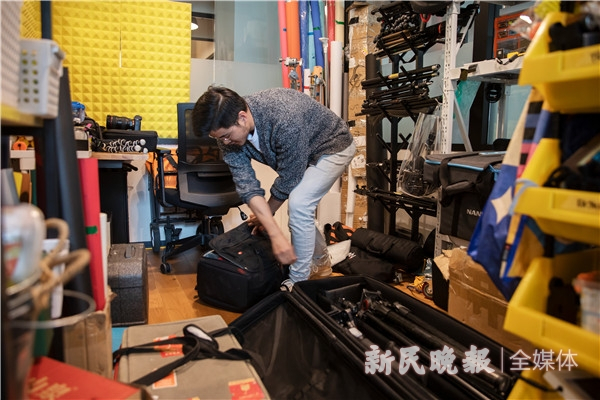 图说：公司储藏室里放满了拍摄器材以及道具。