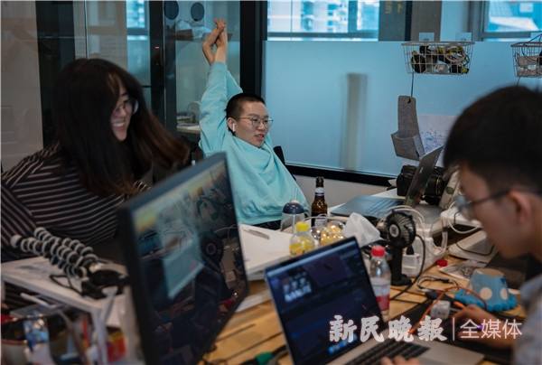 图说：23岁的女编导大鱼看累了伸个懒腰。