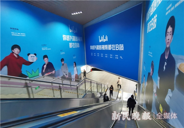 图说：地铁站的巨幅广告。