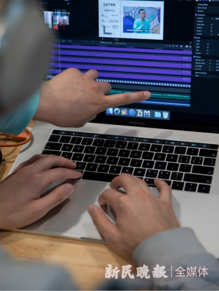 图说：成员们在电脑上讨论视频的剪辑。