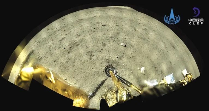 嫦娥五号探测器着陆器和上升器组合体着陆后全景相机环拍成像（12月2日摄）。新华社照片