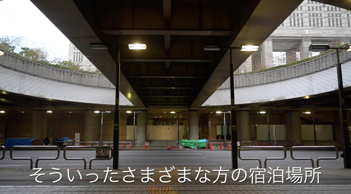 新冠疫情期间无家可归者增多，很多人在桥下或公园临时居住。日本非营利组织“独立生活支持中心MOYAI”在YouTube发布的拍摄片段截图