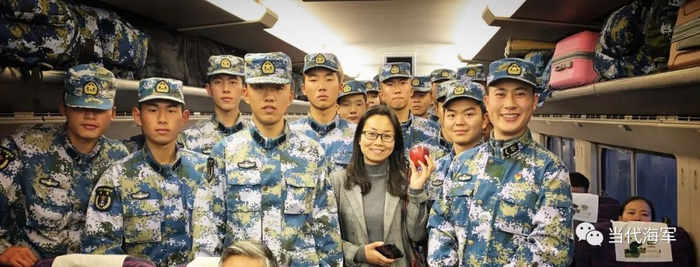 △战士们与兰女士合影丨一名新兵主动提出向兰女士赠送苹果。
