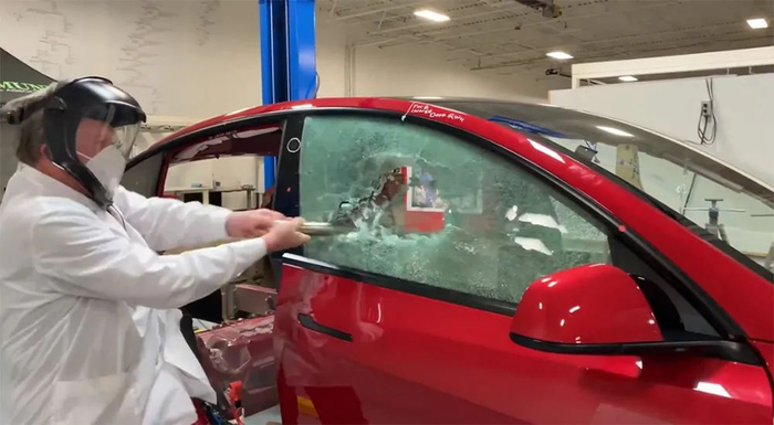 图为Sandy Munro正在拆解一辆特斯拉Model3