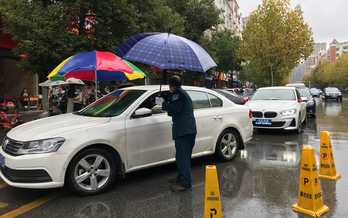 11月23日，集里医院门口车辆太多，保安在维持秩序。新京报记者 张惠兰 摄