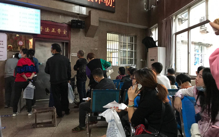 11月18日，社港医院手法正骨室外等待的患者和家属。新京报记者 张惠兰 摄