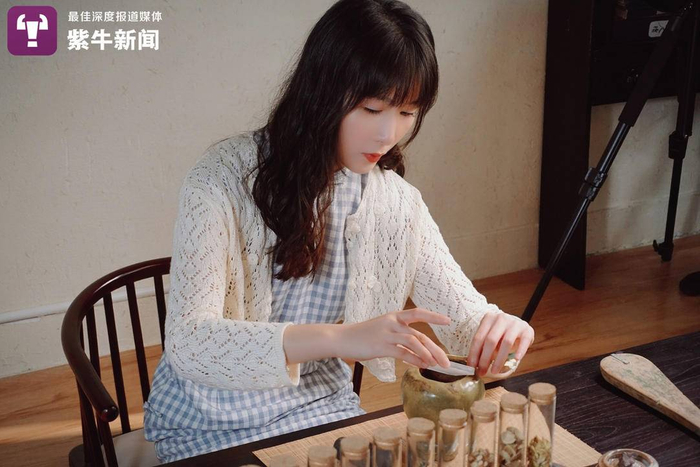 王一帆在复原古代妆品