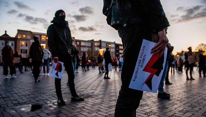 当地时间2020年11月4日，荷兰东部城市奈梅亨，在一场和平集会中，当地女性参与声援波兰反堕胎法案抗议活动。（图片来源：视觉中国）